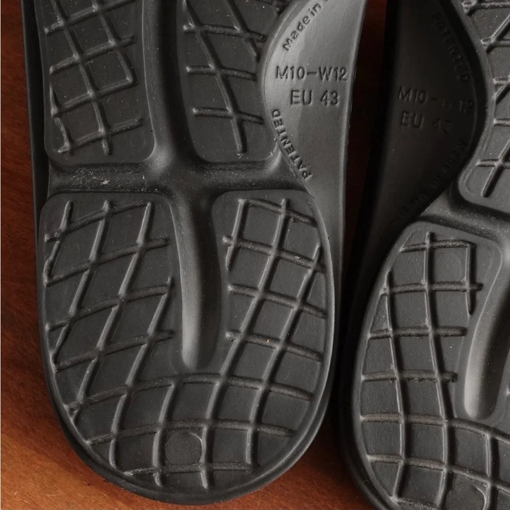 Oofos Sandals Mens Size 10 Women 12 Black OOahh Slide Recovery Comfort Shoes